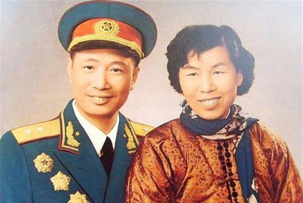 她是中央軍委原副主席張震的夫人,16歲革命,5個子女出了4個將軍 她是中央軍委原副主席張震的夫人,16歲革命,5個子女出了4個將軍