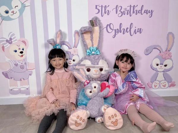 女兒5歲生日劉洲成毫無表示，墨墨慶生cos星黛露，可愛乖巧