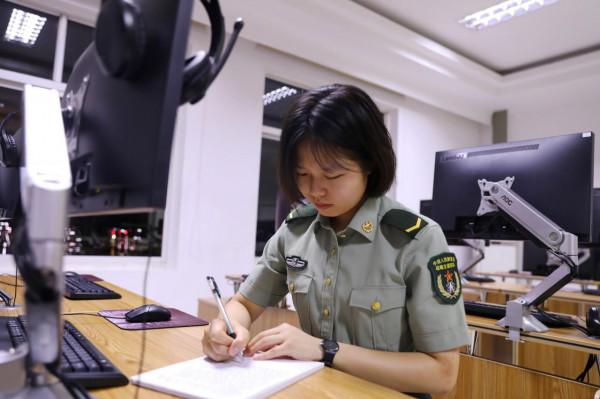 中秋佳節,通訊女兵一封家書寄相思 中秋佳節,通訊女兵一封家書寄相思