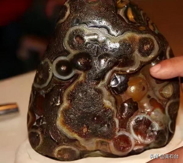 從非洲土著手裡買回一塊石頭，他要賣5000萬