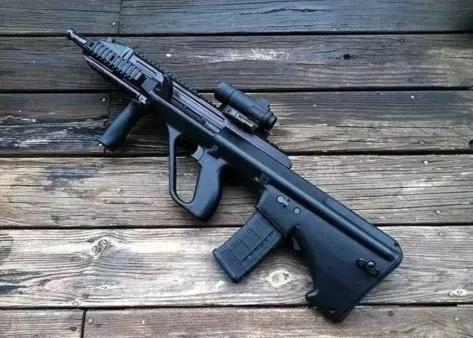 武器：（二十五）“古怪精靈”-AUG突擊步槍