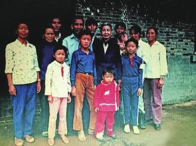 她官至中組部副部長，兒子卻當了一輩子農民，孫子想進城也被婉拒