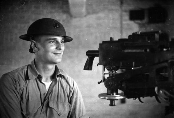 傲慢的美國教官目睹了遠征軍的軍事素養以後，感到了折服和敬畏