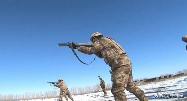 國產新型防暴榴QLL12亮相？唧筒式發射原理，工兵現在也有重武器