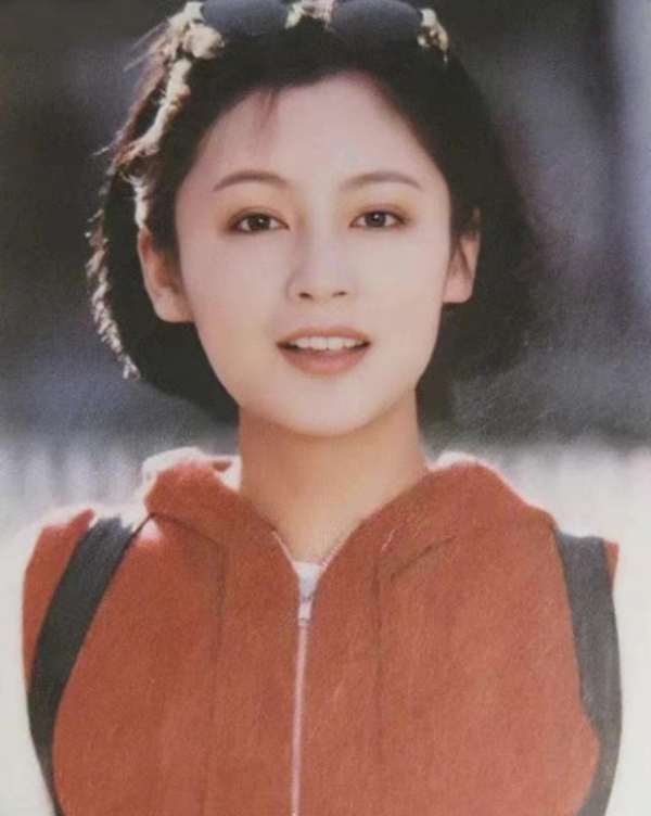 嫁給名導的5位“嬌妻”：陳婷18歲就生子，徐帆54歲至今不生孩子