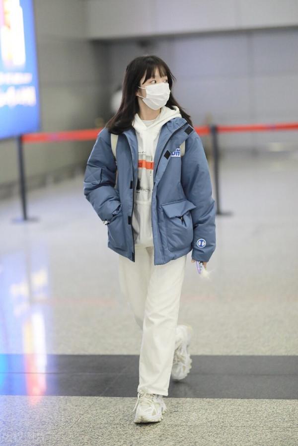 朱林雨現身成都機場 素顏更顯青春稚氣好似鄰家妹妹