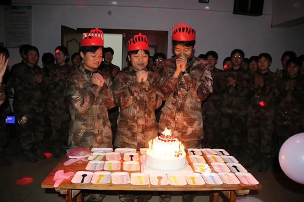 模範話務連繫列報道③：模範連，話務兵，女兒情