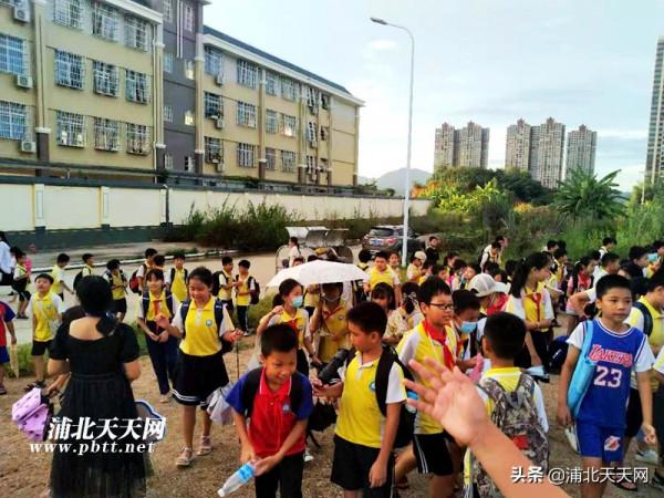 放學了,浦北金浦新區校外大軍集合,開啟接娃模式真熱鬧 放學了,浦北金浦新區校外大軍集合,開啟接娃模式真熱鬧