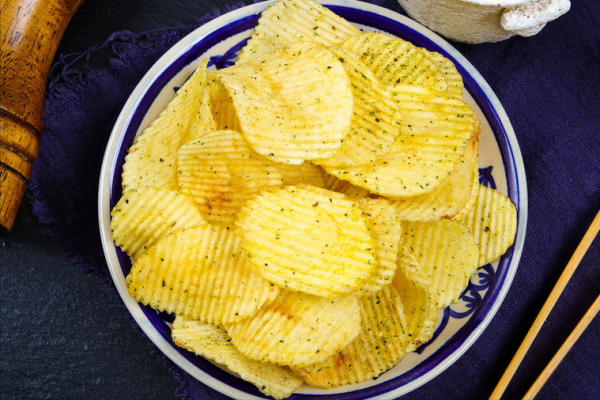 在家炸薯片，成本不到2塊錢，金黃酥脆乾淨衛生，想吃多少炸多少