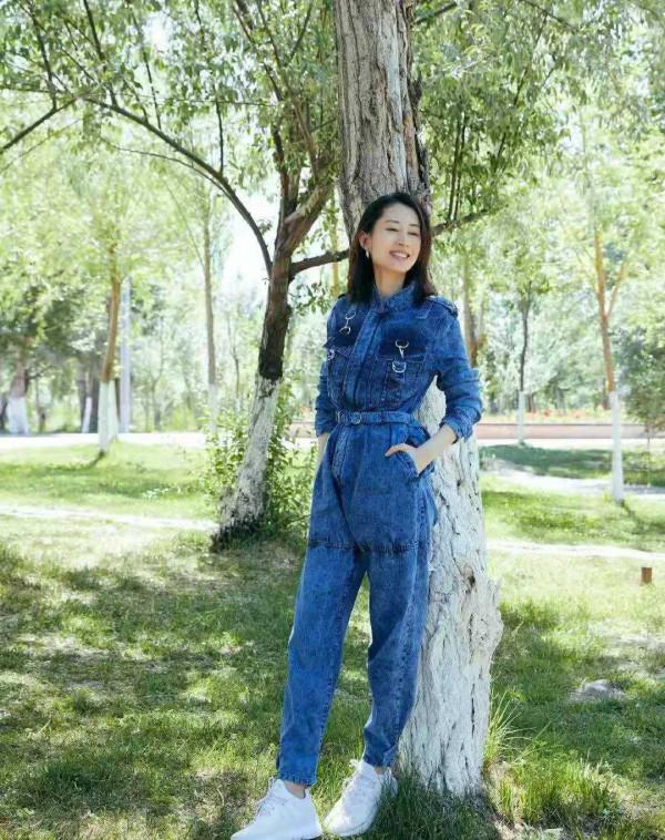 45歲劉敏濤扮嫩真有一套！穿粉色衛衣配牛仔褲，嫩得像個小姑娘