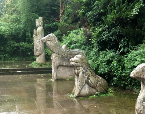 浙江一農民蓋豬圈，上山開採石料，結果一鎬下去刨出107件國寶