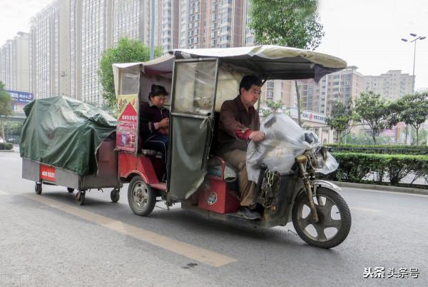 為避免老父親睡過去，六旬兒子拉著大小便失禁父親跑三輪