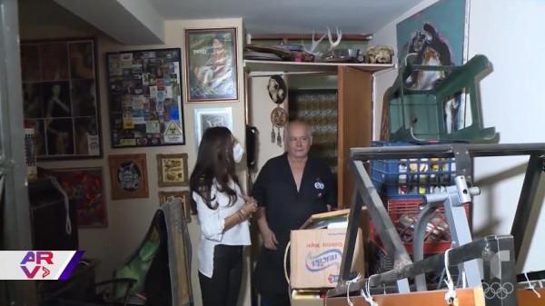 街邊陽臺堆滿幾百個娃娃頭，嚇到路人不敢走！外國屋主：這是藝術