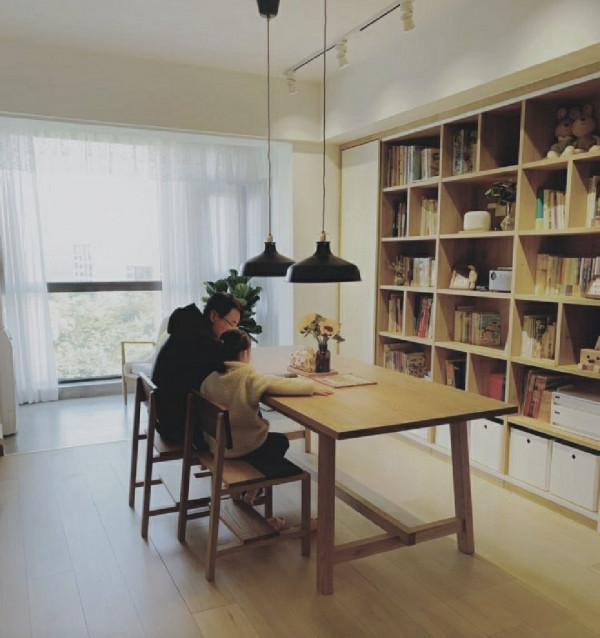 幸虧我醒悟及時，趁早將客廳改為書房，孩子學習習慣現在非常好