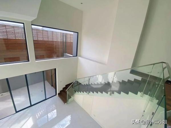 四川妹子在泰國的新家，一棟4層樓聯排別墅，裝修花了320萬泰銖