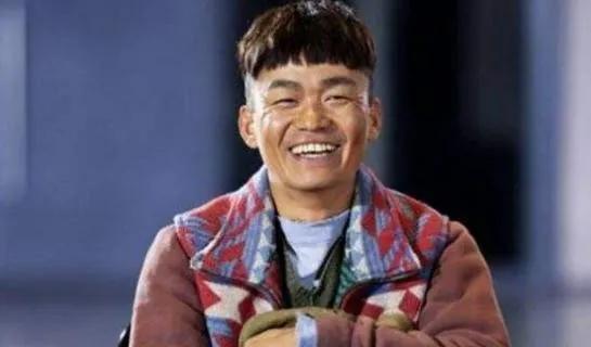 王寶強身價過億，親哥照樣在村頭賣蔥油餅不願意離開，自謀生路