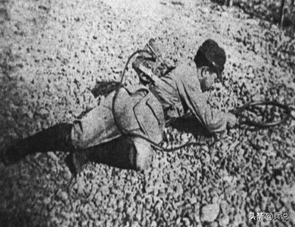 日軍開啟地雷，頓時臭氣熏天，莫名其妙一看，地雷破裂糞濺一身