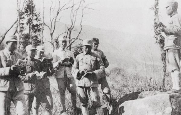 關鍵時刻，小兵下命令：首長，你現在得歸我指揮！讓將軍永生難忘