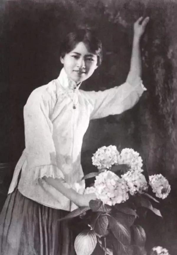 1950年林徽因抱病設計國徽，改稿數次，周恩來：添上稻穗就好了