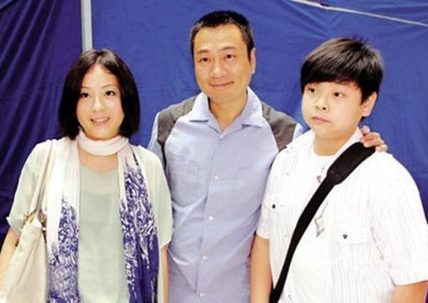 黎耀祥夫婦為愛子慶生,24歲兒子眉眼像極了老爸,已全家移居內地 黎耀祥夫婦為愛子慶生,24歲兒子眉眼像極了老爸,已全家移居內地