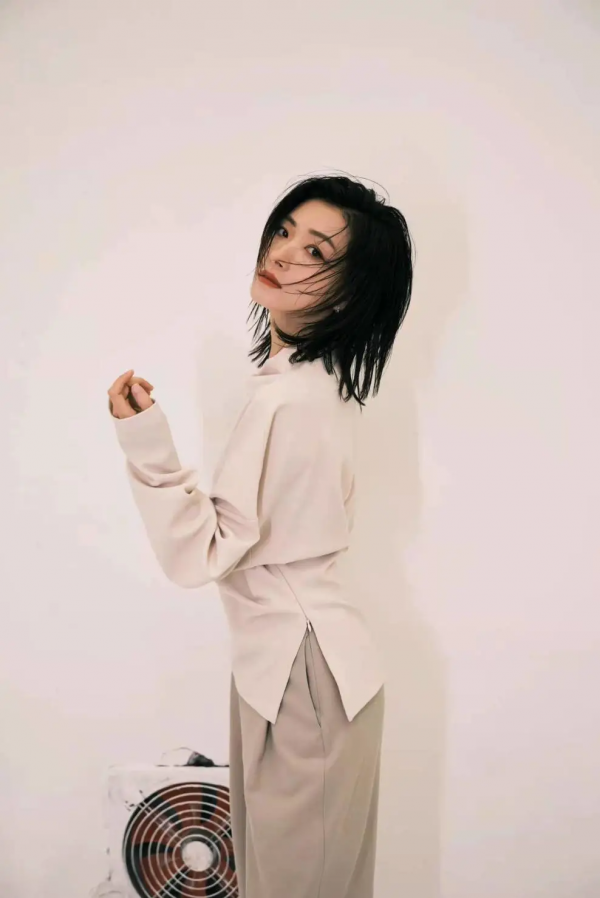 內娛女明星真的拼，在雪地裡穿露肩連衣裙