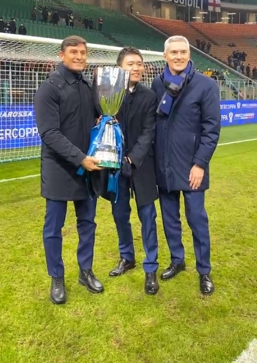 張康陽、薩內蒂、安東內洛三位國米高層與冠軍獎盃合影留念