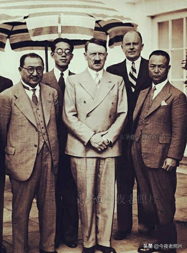 19張顛覆認知的老照片，50名軍官看著希特勒挖土，日本人瞬間氣化