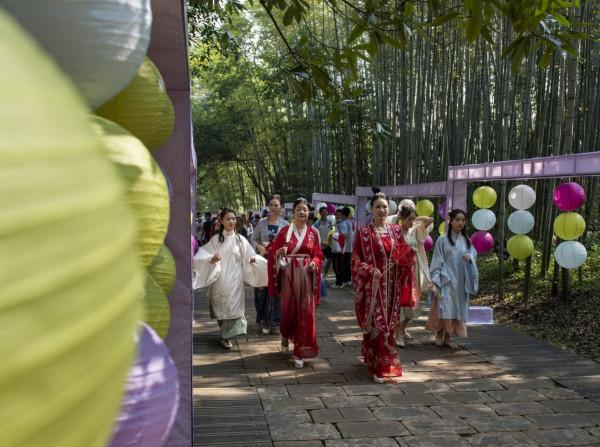 江西弋陽:潮玩中秋 情暖龜峰” 江西弋陽:潮玩中秋 情暖龜峰”