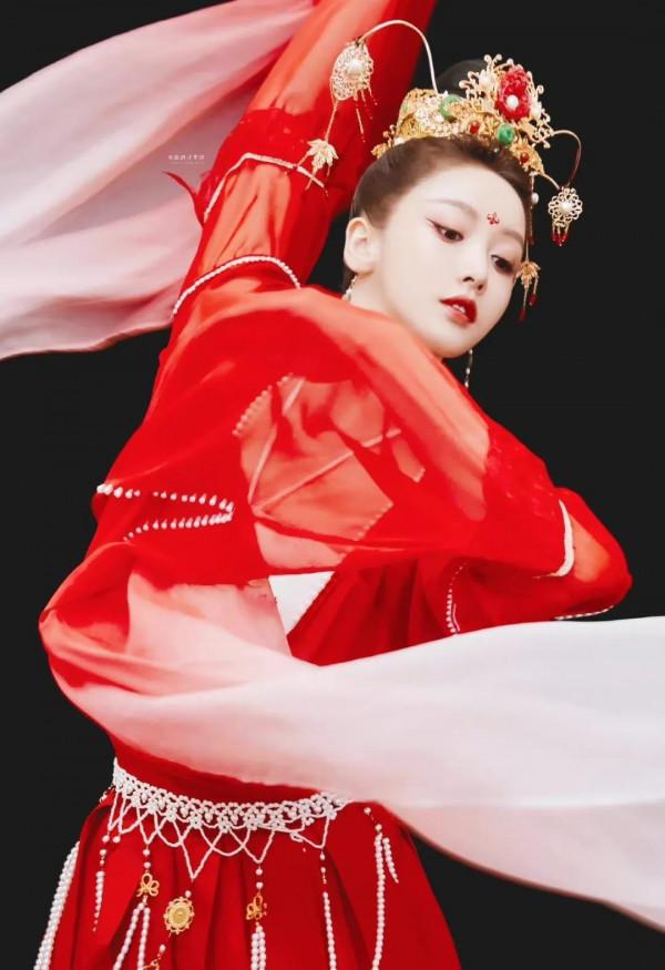 姜貞羽粉紅色長裙明豔動人，長髮披肩，舉手投足盡顯甜美氣息