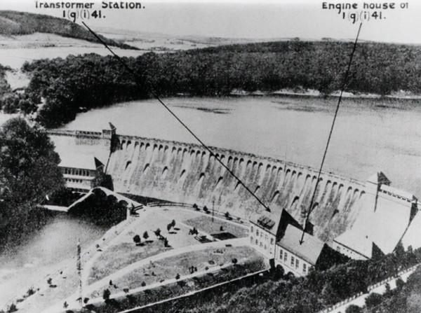 飛行員拼死炸燬大壩,1.3億噸洪水湧向下游,數千人 睡夢中被沖走 飛行員拼死炸燬大壩,1.3億噸洪水湧向下游,數千人 睡夢中被沖走