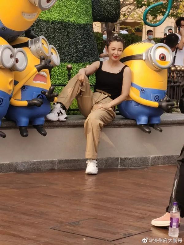 盤點環球影城偶遇明星生圖,白敬亭似商務精英,林依輪兼職賣貨? 盤點環球影城偶遇明星生圖,白敬亭似商務精英,林依輪兼職賣貨?