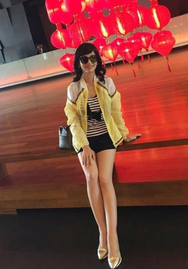 趙雅芝是真不低調,西裝當裙子穿就算了,還掛兩條大金鍊,夠時髦 趙雅芝是真不低調,西裝當裙子穿就算了,還掛兩條大金鍊,夠時髦