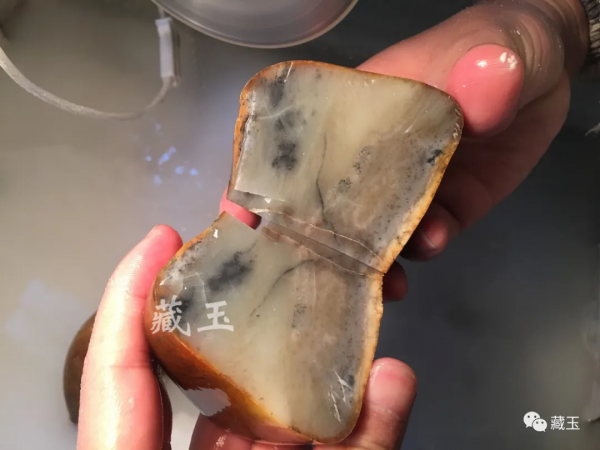 要扔掉的邊角料裡竟然藏著一把十幾萬的壺!一個玉雕師的悲痛史 要扔掉的邊角料裡竟然藏著一把十幾萬的壺!一個玉雕師的悲痛史