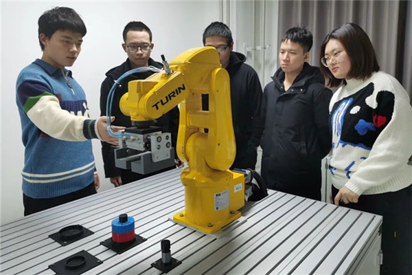 曾振:用“舞指科技”舞出無聲者的“心聲” 曾振:用“舞指科技”舞出無聲者的“心聲”