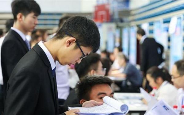 應屆生身份很“值錢”,別肆意揮霍,網友:將會錯過很多優秀崗位 應屆生身份很“值錢”,別肆意揮霍,網友:將會錯過很多優秀崗位