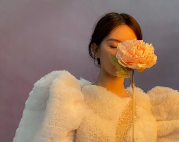 劉詩詩最新時尚大片出爐，以牡丹花為主題，美女和鮮花果然最配