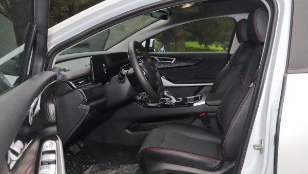 雷諾攜手江鈴集團，旗下首款車型官圖曝光，尾燈為畫龍點睛之筆