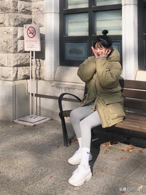 冬天不想露腳踝可以選擇高筒襪，學會這些選款小技巧，保暖又時髦