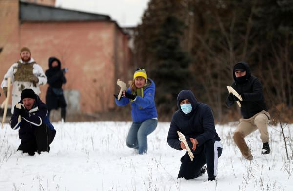 俄烏緊張局勢升級 烏克蘭平民開始接受戰鬥和生存訓練