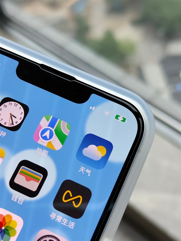 永不斷電的手機？iPhone13Pro又現新Bug，拔掉充電器還顯示充電