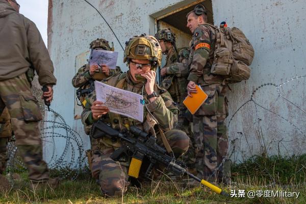 水積成川：車臣戰爭中被擊毀的T-72B坦克 採訪軍犬的波蘭女記者
