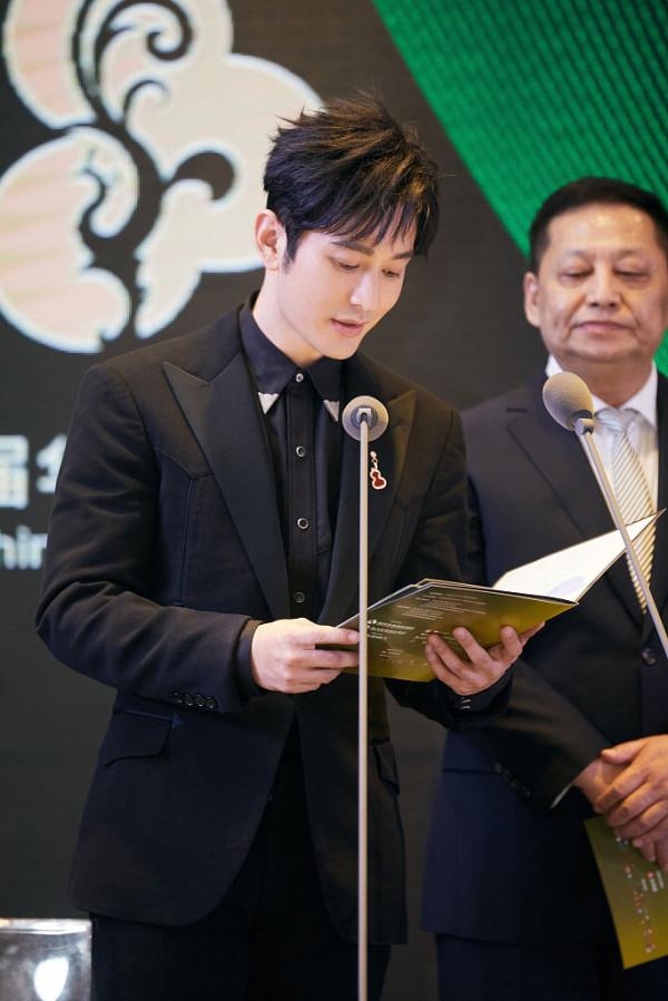 黃曉明出席華語青年電影周頒獎禮 帥氣黑西裝儒雅紳士