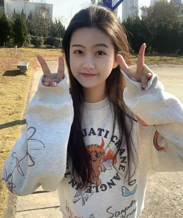 女生水靈靈的臉，就像含苞待放的花朵，是靠營養成分養出來的