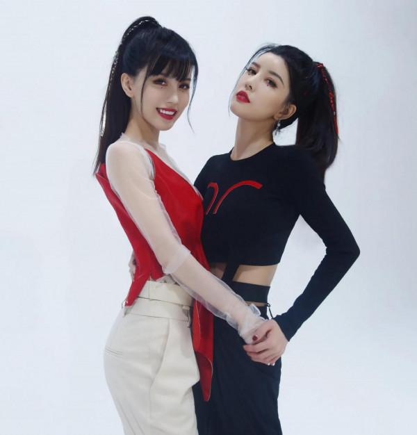 新加坡籍雙胞胎組合BY2,曾經的清純姐妹花,現在的網紅整容臉 新加坡籍雙胞胎組合BY2,曾經的清純姐妹花,現在的網紅整容臉