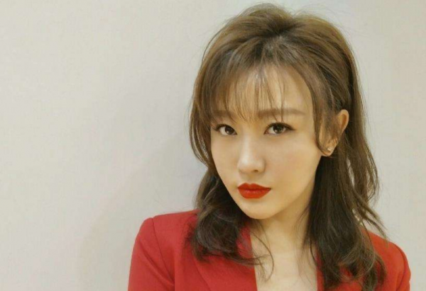 “潘長江女兒”潘陽：父親力捧也不紅，嫁給10億富商，成豪門闊太