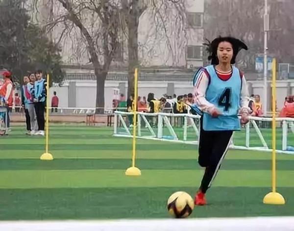 校園新氣象:<;<;咱們從早練足球>;>; 校園新氣象:<;<;咱們從早練足球>;>;