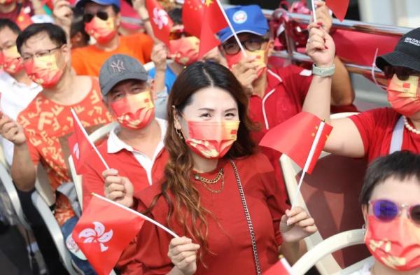 國慶第一天,香港大街小巷披上了“中國紅” 國慶第一天,香港大街小巷披上了“中國紅”