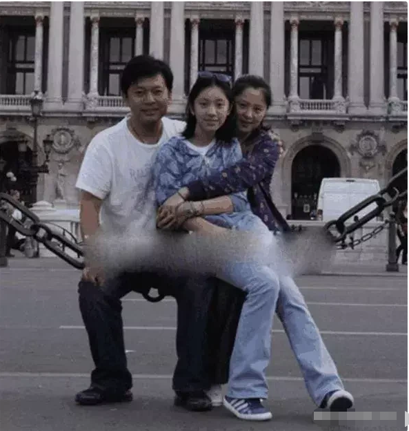 “趙政委”何政軍：娶初戀，妻子為他退出娛樂圈，結婚29年無緋聞