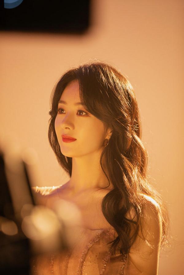 趙麗穎釋出溫柔光影大片 明眸閃耀似點點星光