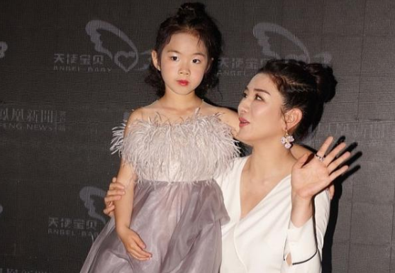 黃奕跟女兒小芊玲同臺，穿母女裝宛如小公主，遺傳了媽媽的高顏值